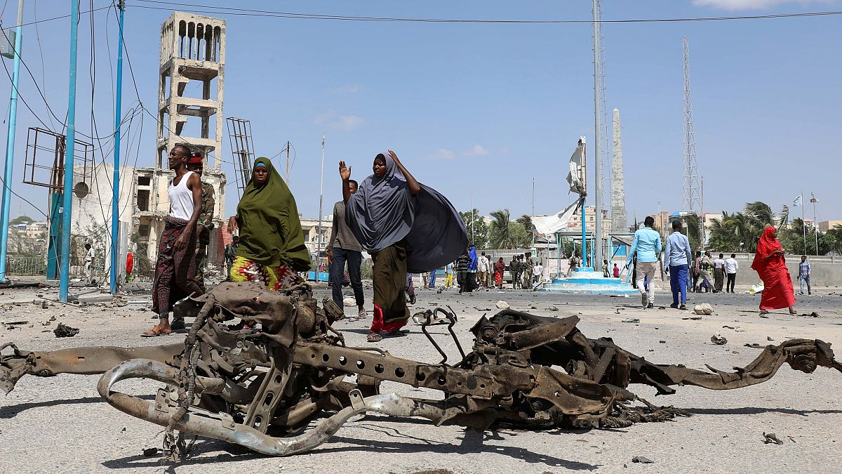 Duplo atentado em Mogadíscio faz mais de uma dezena de mortos