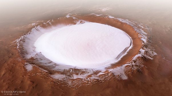 Mars'ta buz kaplı dev krater gölü görüntülendi Mars'ta buz kaplı dev krater gölü görüntülendi