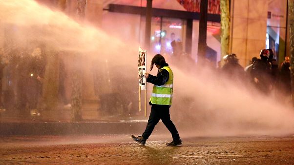 Wieder Gelbwesten-Proteste in Frankreich: 200 Festnahmen Wieder Gelbwesten-Proteste in Frankreich: 200 Festnahmen