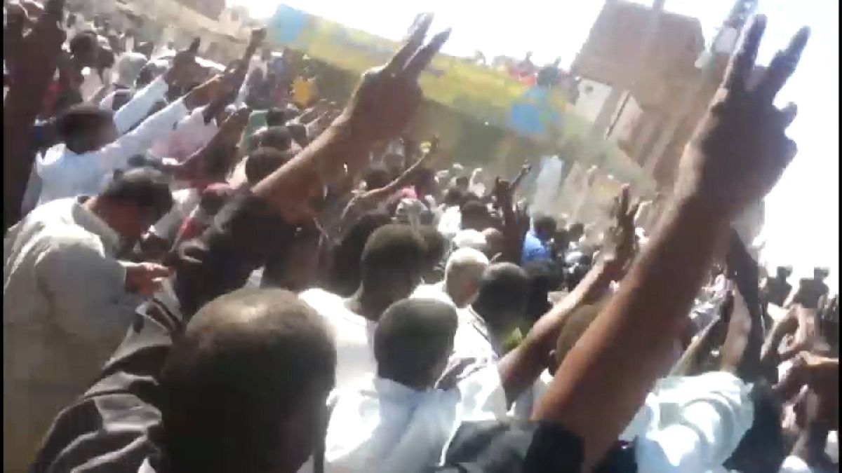 تواصل الاحتجاجات في السودان والرئيس يصدر مرسوما بتعيين والٍ على القضارف