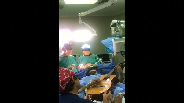 Video | Ünlü cazcı Musa Manzini beyin ameliyatı sırasında gitar çaldı Video | Ünlü cazcı Musa Manzini beyin ameliyatı sırasında gitar çaldı