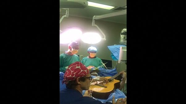 فنان من جنوب أفريقيا يعزف على "الغيتار" أثناء خضوعه لعملية جراحية في المخ فنان من جنوب أفريقيا يعزف على "الغيتار" أثناء خضوعه لعملية جراحية في المخ