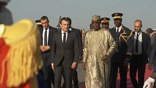 Emmanuel Macron rend visite aux militaires français au Tchad