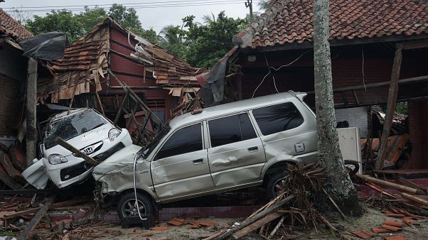 Indonesia tsunami: Rescuers use drones to search for survivors as death toll climbs to 429 Indonesia tsunami: Rescuers use drones to search for survivors as death toll climbs to 429