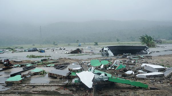 Al menos 168 muertos y cientos de desaparecidos tras el paso de un tsunami en Indonesia Al menos 168 muertos y cientos de desaparecidos tras el paso de un tsunami en Indonesia