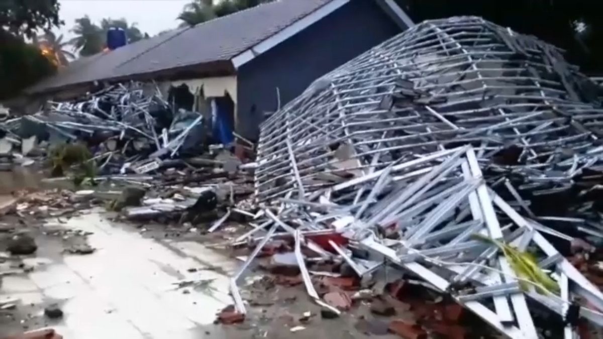Индонезия: число жертв цунами растет