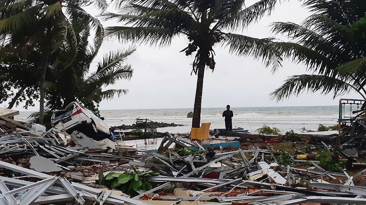 Φονικό τσουνάμι χτύπησε την Ινδονησία - Δεκάδες νεκροί 