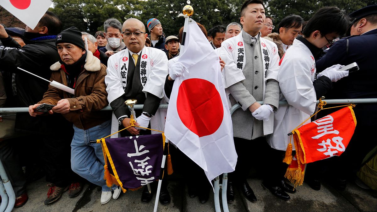 شاهد: عشرات آلاف اليابانيين يحتفلون بعيد ميلاد آخر أباطرة العالم