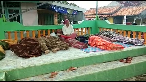 Tsunami faz centenas de vítimas na Indonésia Tsunami faz centenas de vítimas na Indonésia