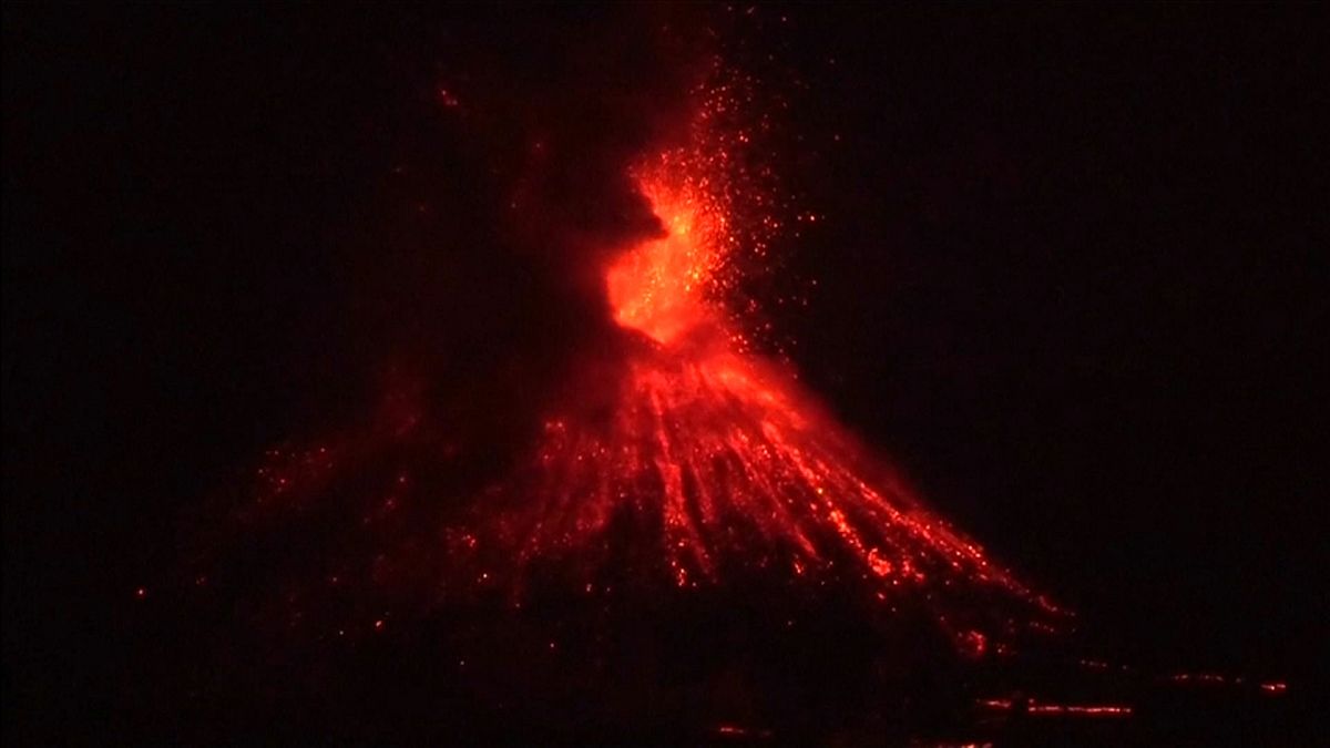 Video | Endonezya'daki tsunamiye neden olan volkanın patlama görüntüleri