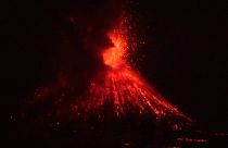 Video | Endonezya'daki tsunamiye neden olan volkanın patlama görüntüleri