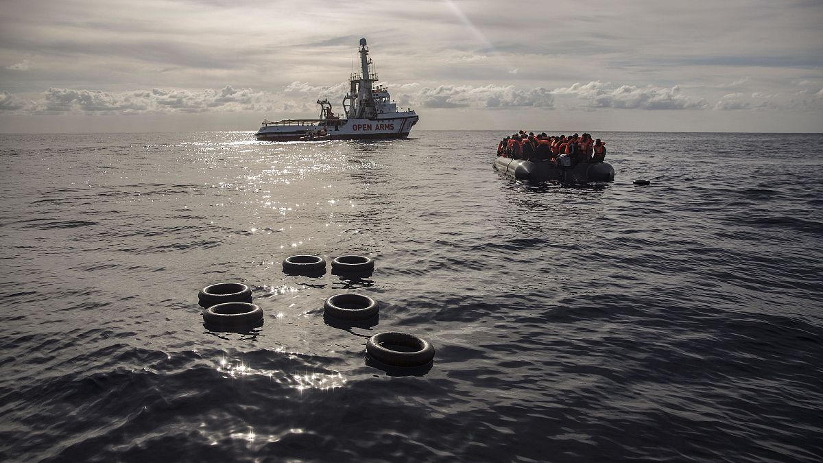 Kaçak göçmenleri kurtaran gemiye İspanya kapılarını açtı