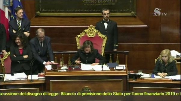 Manovra approvata al senato tra le polemiche Manovra approvata al senato tra le polemiche