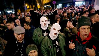 A kormány ellen és a szabad sajtó mellett tüntettek Belgrádban