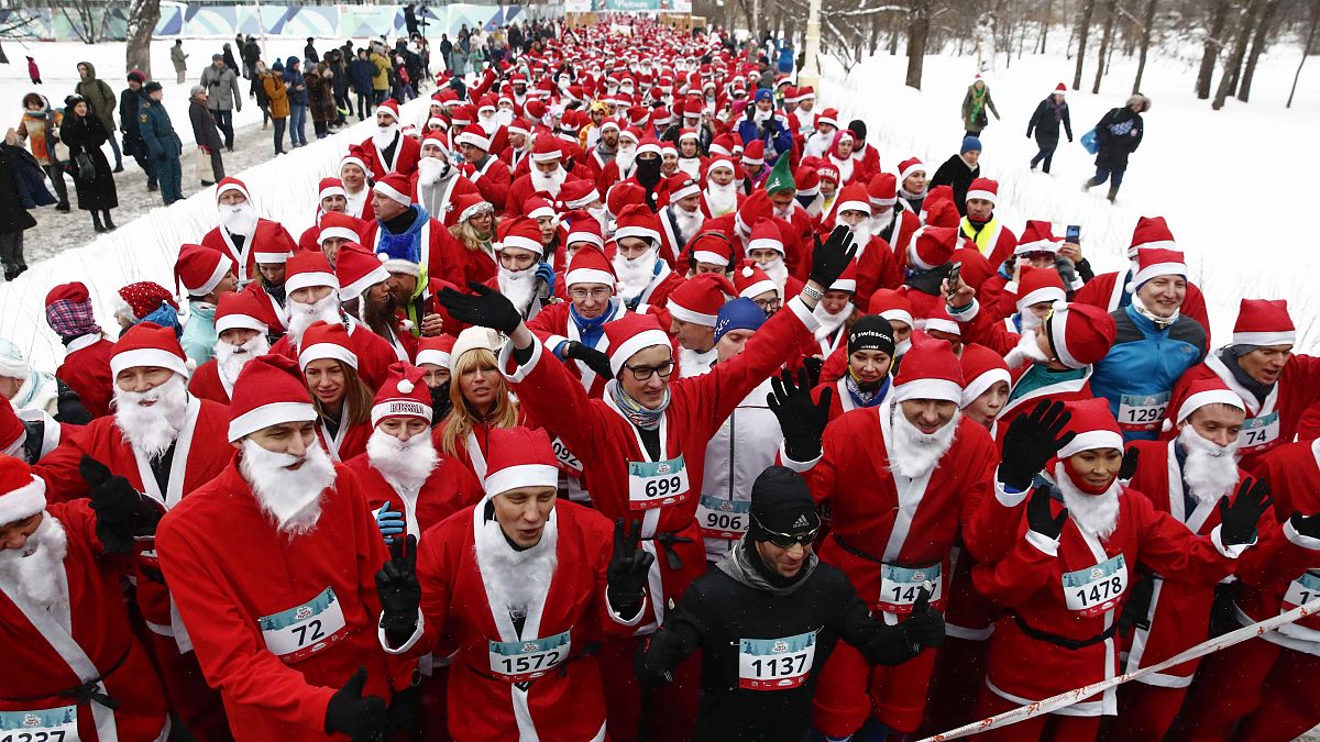 شاهد: الآلاف من "سانتا كلاوس" يشاركون في سباق ركض في روسيا 