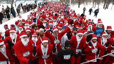 Miles de Papá Noel corren por San Petersburgo