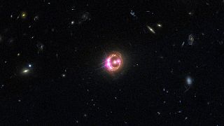 صورة لكوازار RXJ1131 ملتقطة بواسطة مرصد تشاندرا التابع لناسا وتلسكوب هابل