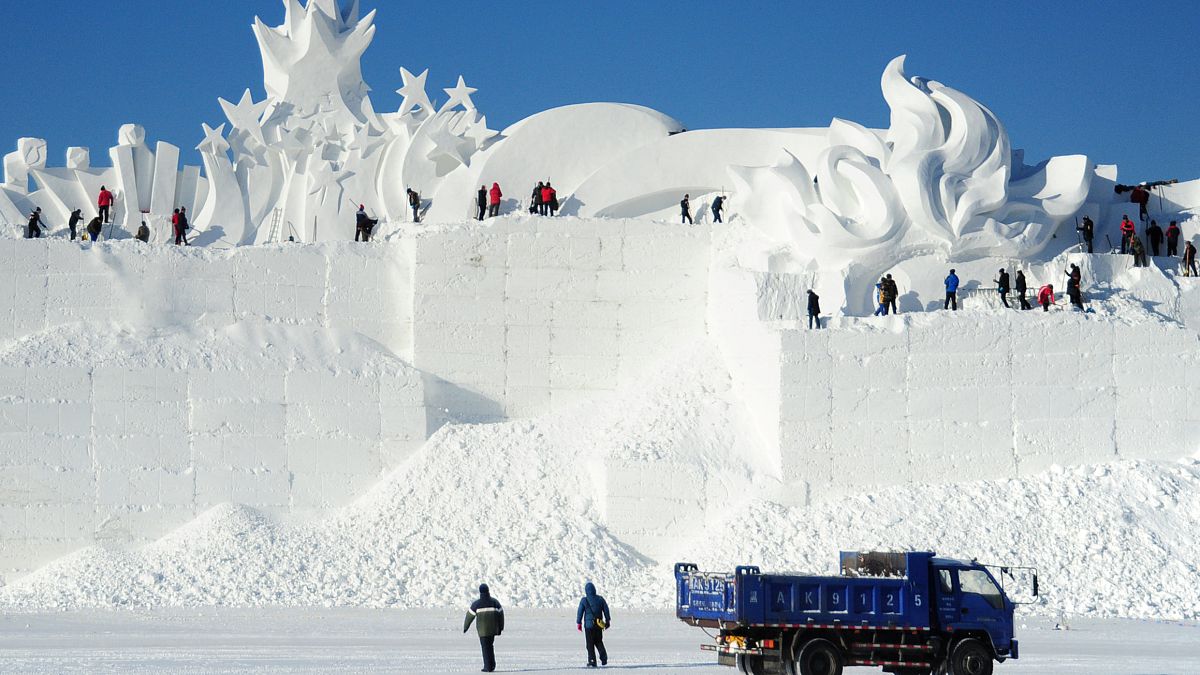 The Chinese activity of splashing water onto extremely cold ice