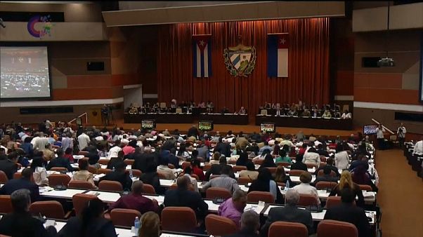 El Parlamento cubano aprueba por unanimidad la nueva constitución El Parlamento cubano aprueba por unanimidad la nueva constitución