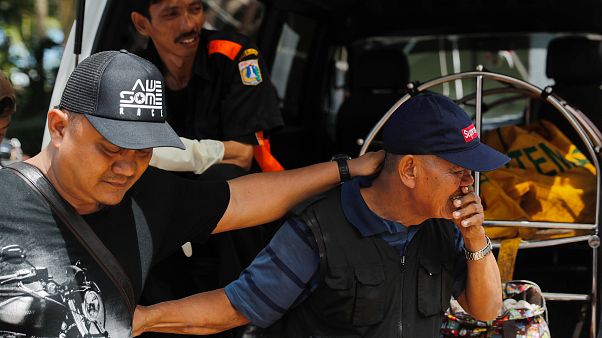Los muertos por el tsunami en Indonesia ascienden a 373 Los muertos por el tsunami en Indonesia ascienden a 373