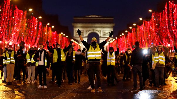 Francia: Macron si appella alla calma e all'unità mentre condanna le violenze sugli agenti Francia: Macron si appella alla calma e all'unità mentre condanna le violenze sugli agenti
