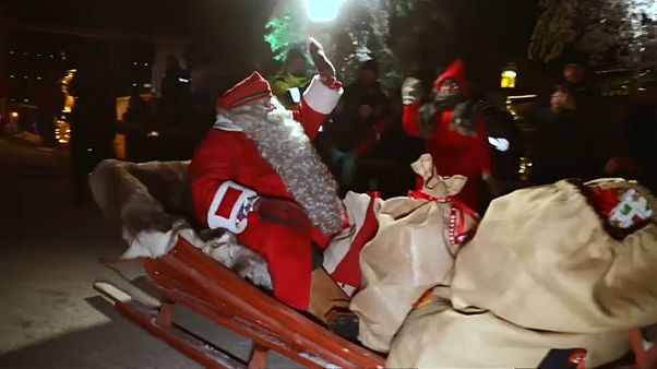شاهد.. بابا نويل ينطلق من فنلندا والمهمة: تحقيق الأمنيات وتوزيع الهدايا شاهد.. بابا نويل ينطلق من فنلندا والمهمة: تحقيق الأمنيات وتوزيع الهدايا