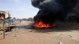 حراك السودان يمتد إلى الملاعب: متظاهرون يهتفون ضد حكم البشير والشرطة ترد بقنابل الغاز
