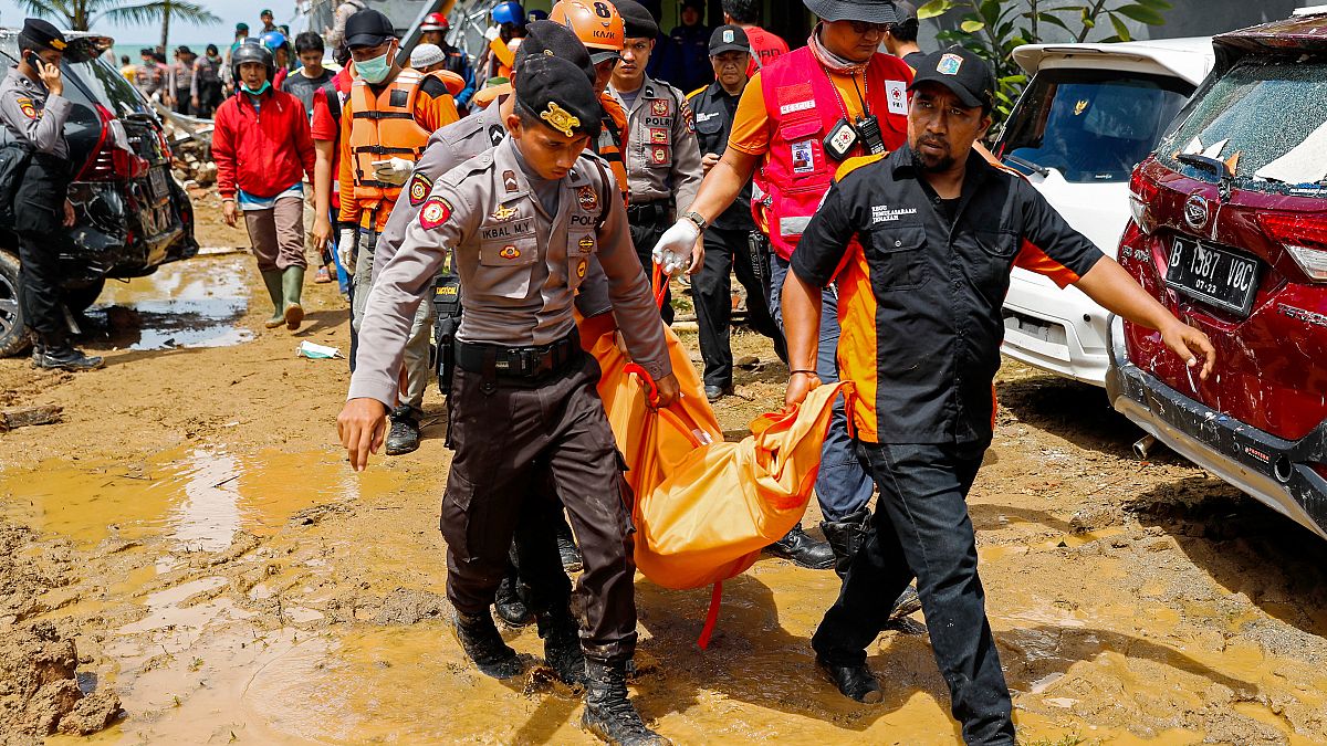 Indonesia: los equipos de rescate continúan la búsqueda de supervivientes