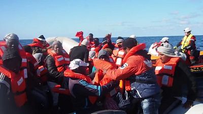 شاهد: إنقاذ 344 شخصا من مياه المتوسط لكنهم ينتظرون من يستقبلهم