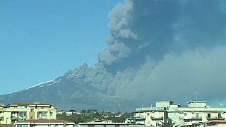 Etna, spettacolare eruzione e sciame sismico