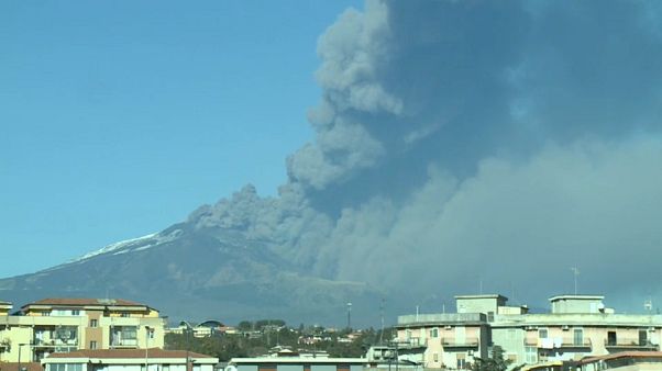 Etna, spettacolare eruzione e sciame sismico Etna, spettacolare eruzione e sciame sismico