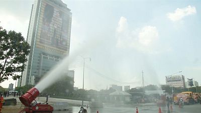 Des canons à eau pour contrer la pollution en Thaïlande
