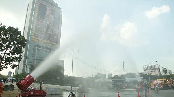 Des canons à eau pour contrer la pollution en Thaïlande Des canons à eau pour contrer la pollution en Thaïlande