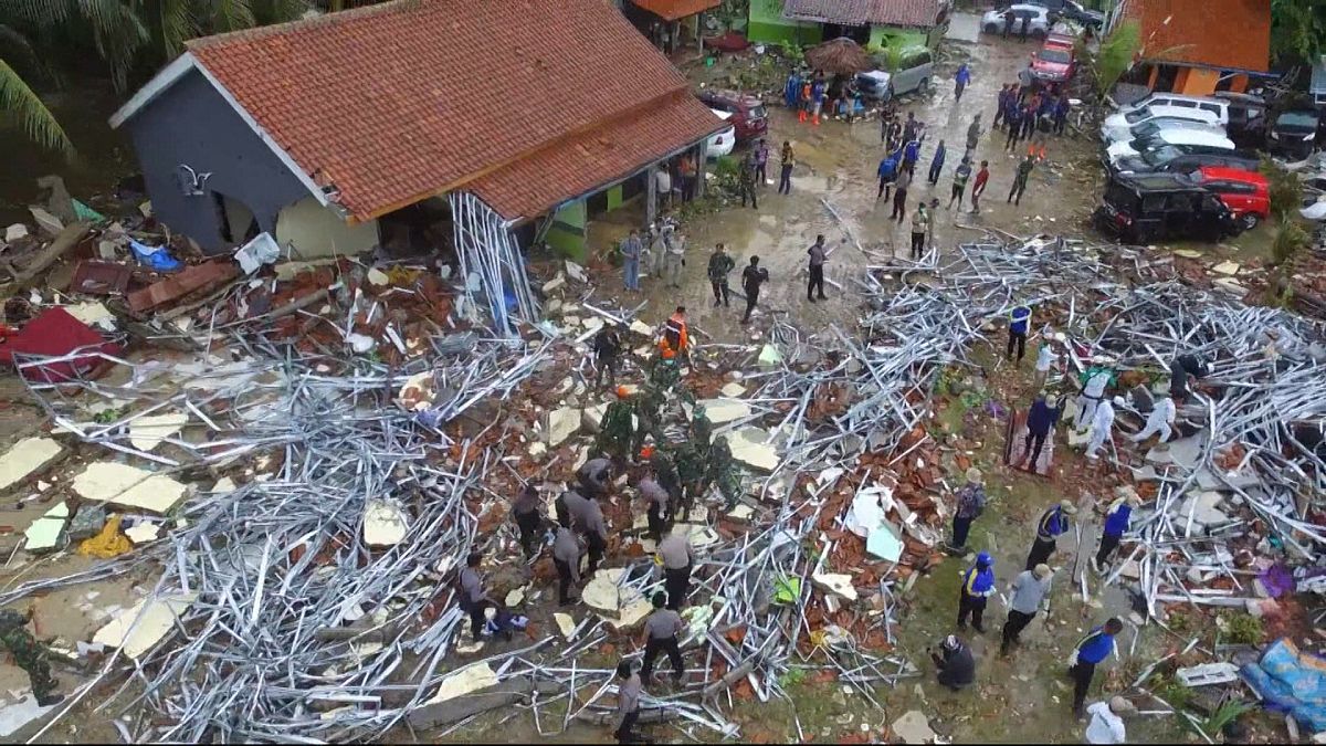 شاهد:عمليات البحث عن ناجين  بعد التسونامي الذي تسبب بمقتل 373 شخصا