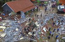 شاهد:عمليات البحث عن ناجين  بعد التسونامي الذي تسبب بمقتل 373 شخصا