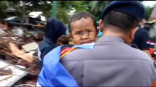 Rescatado un niño pequeño entre los escombros del tsunami Rescatado un niño pequeño entre los escombros del tsunami