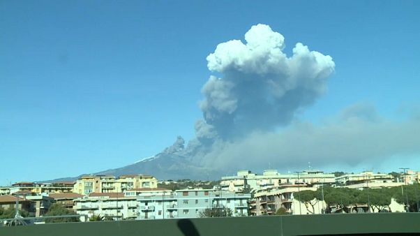 Vulcão Etna entra em erupção e desperta a ilha italiana Vulcão Etna entra em erupção e desperta a ilha italiana