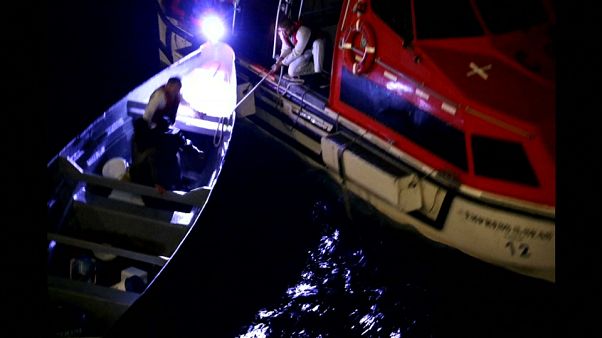 شاهد: إنقاذ صيادين اثنين ظلا تائهين على متن قارب في المحيط 20 يوما شاهد: إنقاذ صيادين اثنين ظلا تائهين على متن قارب في المحيط 20 يوما