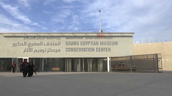 شاهد: 50 ألف قطعة أثرية ستعرض في "المتحف المصري الكبير" العام القادم شاهد: 50 ألف قطعة أثرية ستعرض في "المتحف المصري الكبير" العام القادم