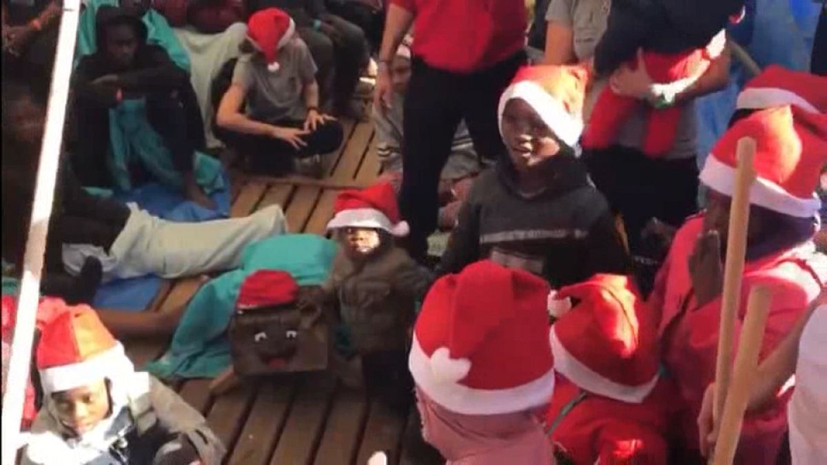 Une tradition catalane de Noël sur le bateau d'Open arms