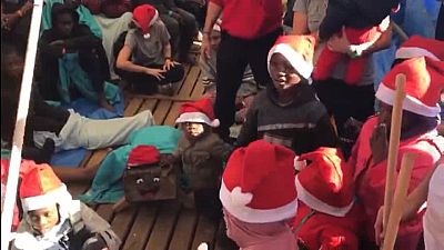 شاهد: أطفال يحتفلون بعيد الميلاد على ظهر سفينة للمهاجرين