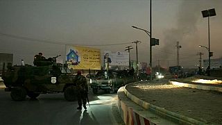 مسلحون يقتلون 28 على الأقل في هجوم على مبنى حكومي بأفغانستان