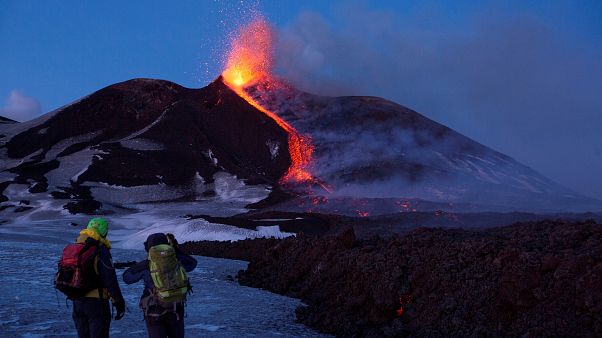 İtalya'da Etna'dan sonra bir yanardağ daha faaliyete geçti İtalya'da Etna'dan sonra bir yanardağ daha faaliyete geçti