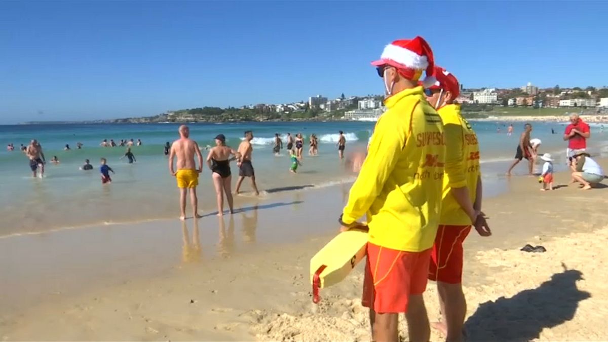 Мир отметил Рождество - и на мессе в храме, и в купальниках на пляже