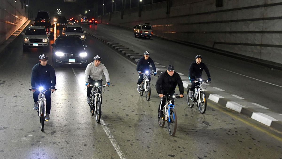 Mısır Cumhurbaşkanı Sisi aşırı kiloya savaş açıp bisiklete bindi