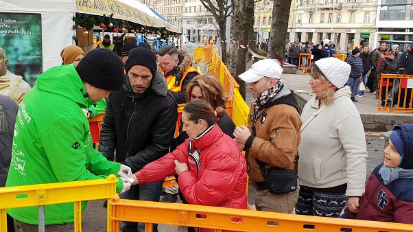 Kedden is 1600 tál ételt osztottak szét a krisnások Kedden is 1600 tál ételt osztottak szét a krisnások
