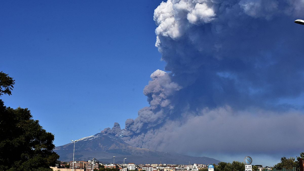 Etna Yanardağı'nın kapattığı havalimanı tekrar faaliyette