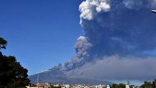 Etna Yanardağı'nın kapattığı havalimanı tekrar faaliyette