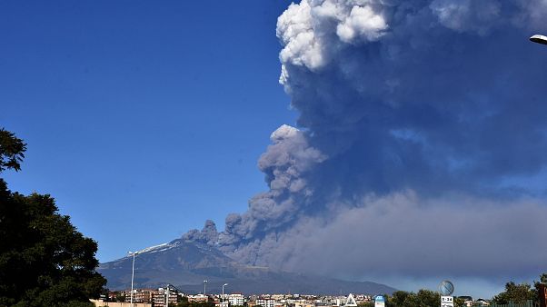 Etna Yanardağı'nın kapattığı havalimanı tekrar faaliyette Etna Yanardağı'nın kapattığı havalimanı tekrar faaliyette