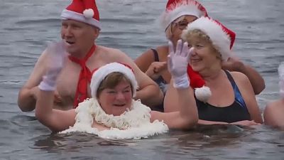 شاهد: أغرب طريقة للاحتفال بأعياد الميلاد.. السباحة بمياه على وشك التجمد